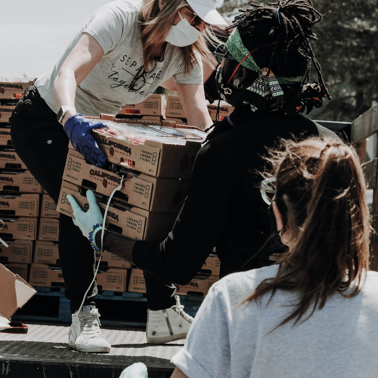 Zdjęcie ludzi rozdajacych pomoc z ciężarówki